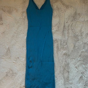 Klänning - En blå klänning som slutar efter knäna