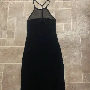 svart tunn klänning som är genomskinlig fram till helt oanvänd storlek S kan passa en M 