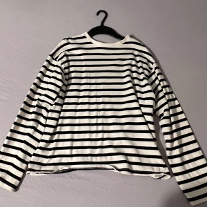 Randig långärmad tröja - Den här tröjan har inte så där tunt material, alltså den är lite tjockare! (Om ni förstår vad jag menar) ☺️