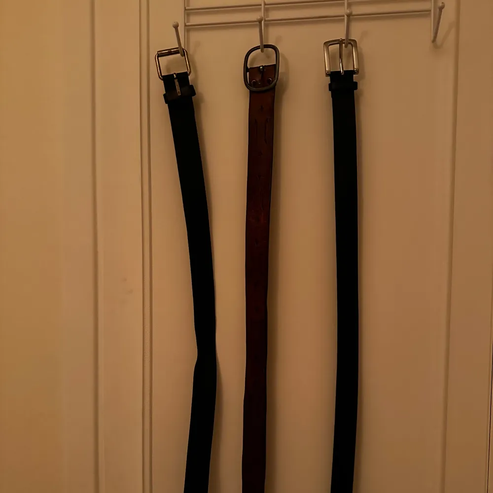 Tre skärp, 1brunt och två svarta.  Oklard längd.  30kr styck plus frakt  60kr för alla 3. Accessoarer.