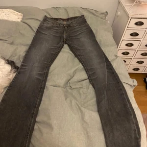 Lågmidjade jeans - (Lånade bilder) Lågmidjade jeans i bra skick, säljer pågrund av dom är får små för mig. Ställ gärna frågor vid intresse! Mått: Waist, 34cm och Length, 81 cm