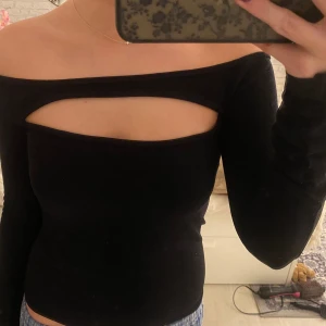 Topp från Weekday - Säljer denna supersöta topp från weekday. Finns ej att köpa längre. Nyskick❤️Pris kan absolut diskuteras!