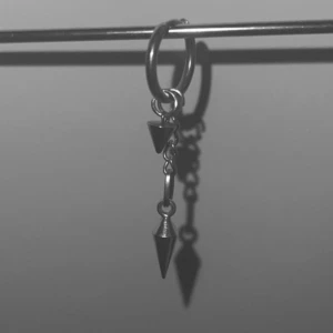 spiky dreams💞 - säljer dessa jättesnygga örhängen. 40kr st, 70kr för ett par🩷