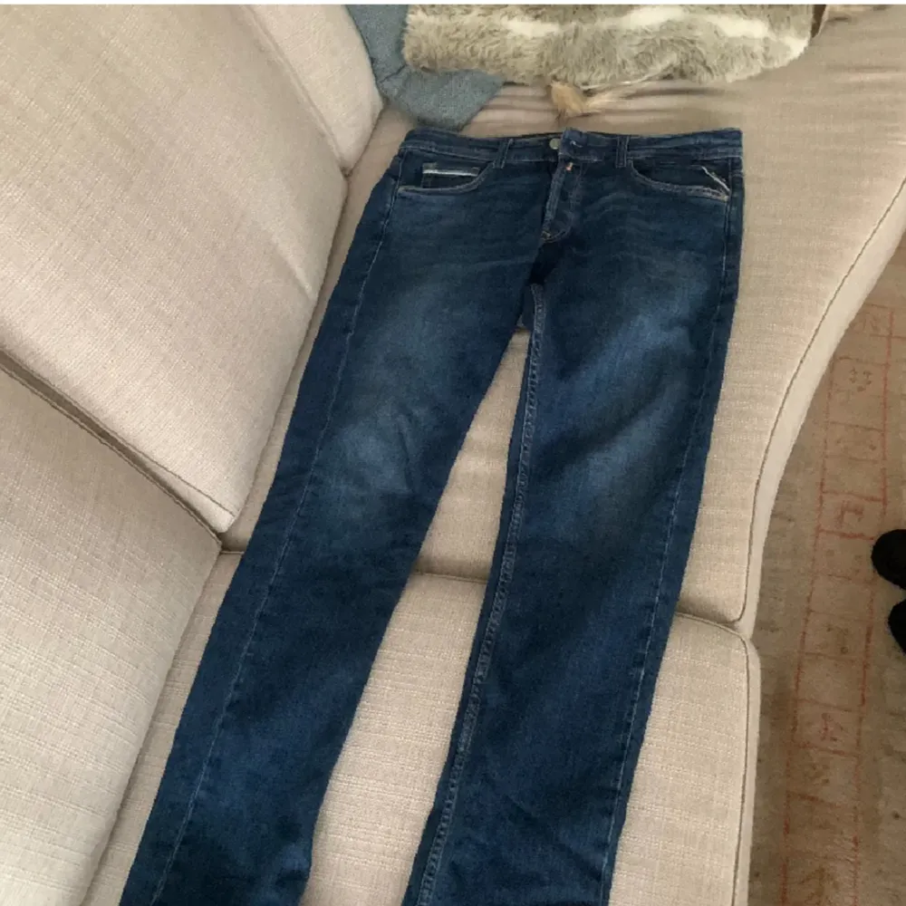 Säljer dessa Replay jeans som jag andvänt 2 gånger för de är lite stora i midjan, de är i storlek 31/32 o sitter slim de är i mycket bra skick säljer de för 600kr, perfekt nu till våren. Jeans & Byxor.