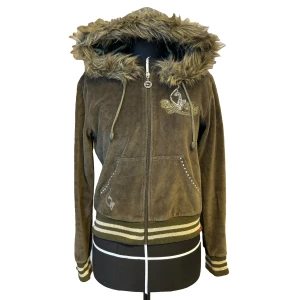 Babyphat luvtröja m. Päls - Olivgrön luvtröja från Babyphat i storlek M. Supercool med mycket detaljer, som päls på luva och med strass💅