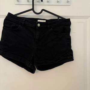 Fina svarta shorts från H&M! Knappast använda. Skriv för mer information!