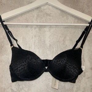 Intimissimi bh - Säljer denna bh från intimissimi i storlek 70B. Helt oanvänd med prislappen kvar💞