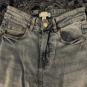 Snygga ljusblå jeans från hm. Endast använda ett par gånger och säljer dem på grund av att dem är för små.
