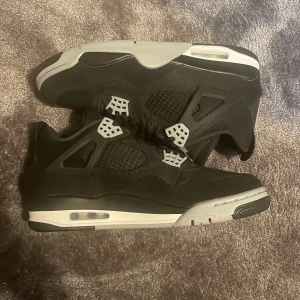 Jordan 4 - Ett par Jordan 4 retor se black canvas har ett märke där bak som de kom med 100% äkte kostar bara 2500kr