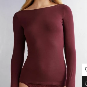 Intimissmi tröja  - Säljer min vinröda intimissmi tröja pga att den inte kommer till användning. Köpt för nåra månader sen, färgen är limited edition. Bra skick, Skriv för mer bilder💗