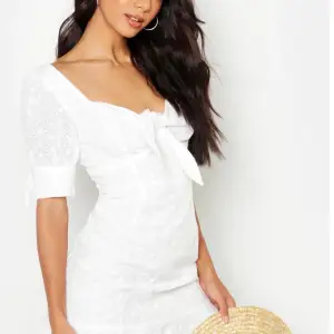 Helt ny oanvänd vit klänning med prislappen kvar! Köpte från Boohoo i storlek 38