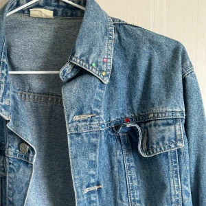 Jeansjacka  - Denna härliga jeansjacka med färgglada diamantdetaljer har länge varit en staple i min garderob men har tyvärr blivit lite trång  Köpt på beyond retro 