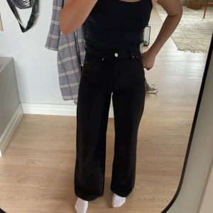 Svarta raka jeans  - Perfekta jeans i rak modell, använd några gånger. Passar mig som vanligtvis är en S/36❤️‍🩹
