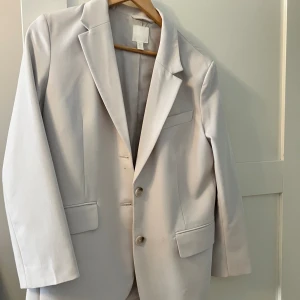 Beige blazer - Beige blazer från hm, gott skick. Oversized i modell, jag har vanligtvis S och om jag vill ha oversized M men denna sitter bra. 