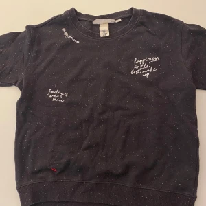 Tjocktröja hm - En lite tjockare långärmad tröja. Vill verkligen bara bli av med den för att den tar plats hemma. Kommer kanske donera om den inte säljs!! ❤️