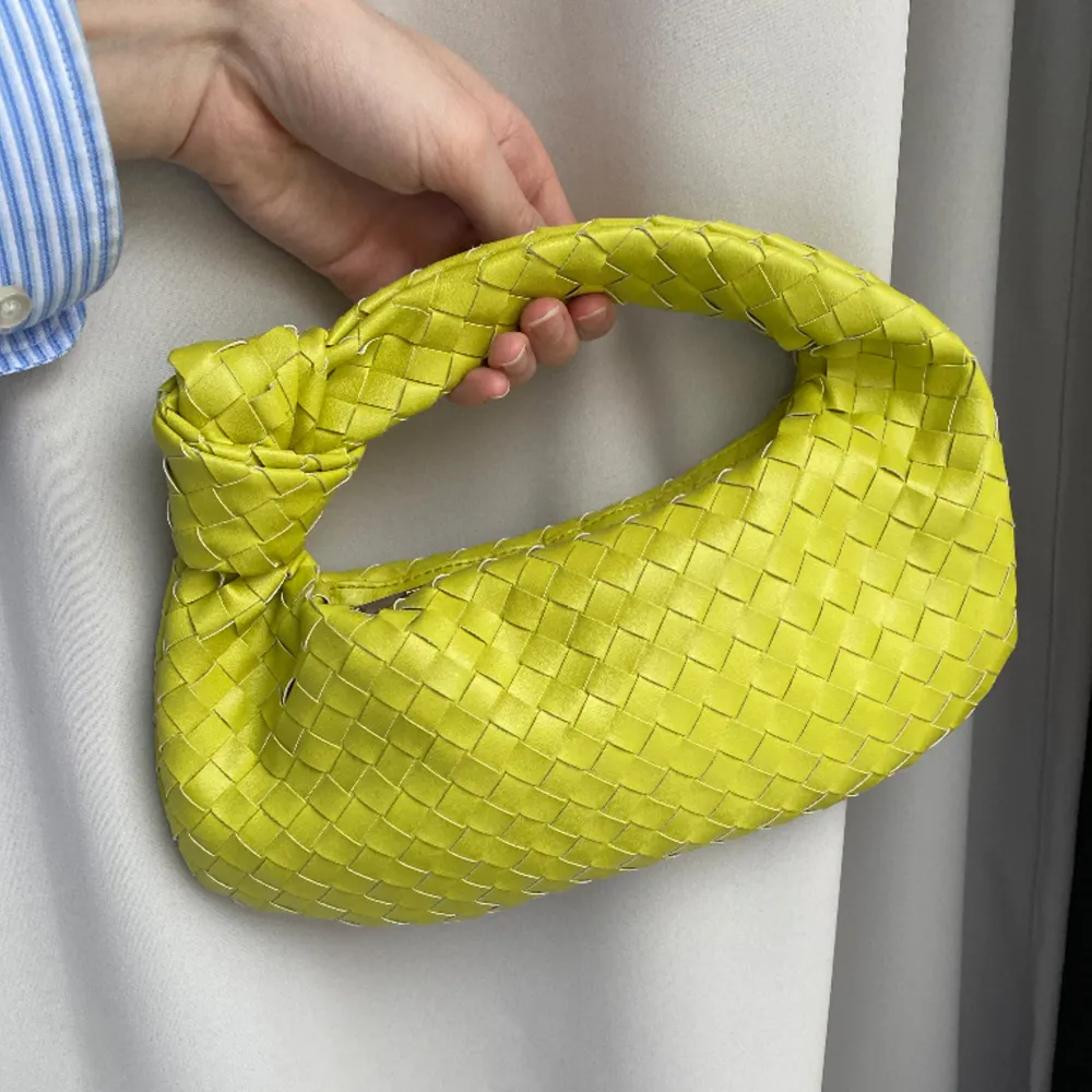 En grön väska som är inspirerad utav bottegas jodie modell💚💚 i fint skick och får plats med det mesta du behöver💕. Väskor.