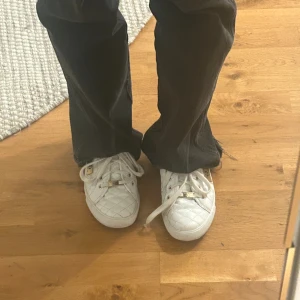 Skor - Sneakers i använt skick med  defekter, skriv privat för fler bilder. Tror de är köpta för minst 1000kr💗