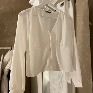 Vit blus  - Jättefin blus ifrån boohoo. Används ej då den är lite genomskinlig för min smak! 