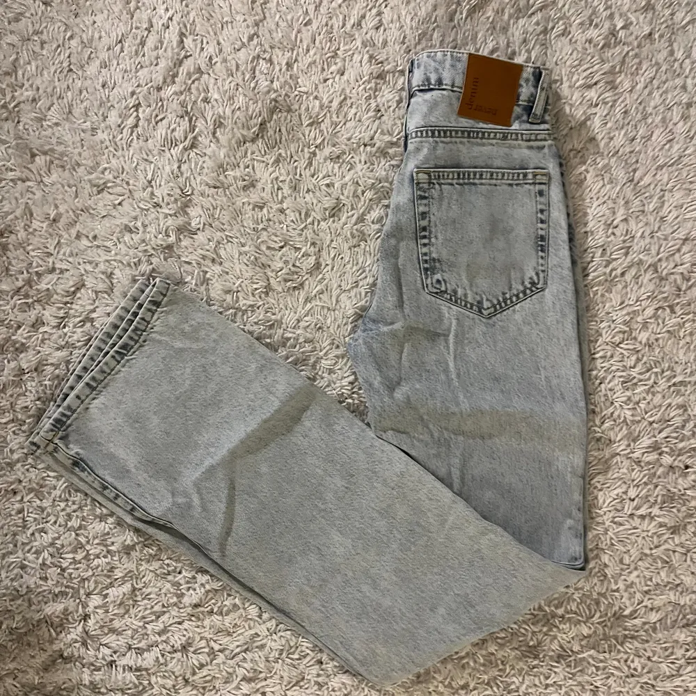 Raka jeans från bikbok i W24 L32 (xs), är högmidjade. Helt oanvända och därför är prislappen kvar. Har fått de men var inte rätt storlek. Svarar gärna på frågor/fler bilder💖. Jeans & Byxor.