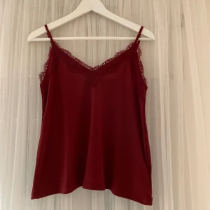 Vinrött spetslinne  - Vinrött spetslinne, sparsamt använt. Supergulligt linne i storlek XS. Skickas eller hemstad i Växjö😃 pris går att diskutera 