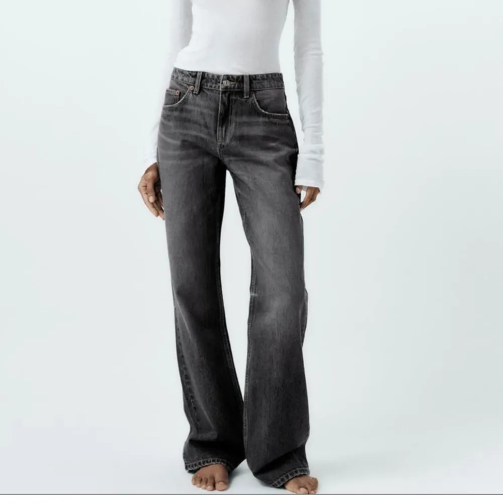 Supersnygga svart/grå bootcut jeans från zara, sånna som saga stq har💕De är slutsålda i den här storleken. Jeans & Byxor.