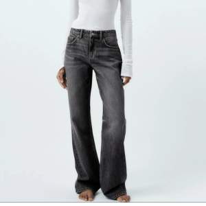 Supersnygga svart/grå bootcut jeans från zara, sånna som saga stq har💕De är slutsålda i den här storleken