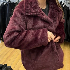 PÄLSJACKA - Jätte fint skick! Vinröd och jag har använt en gång 😊 skriv vid frågor!