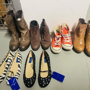 Skor storlek 38/39 - Säljer ett gäng skor i storlek 39 men är mer som storlek 38 pga små. De orangea är converse sneakers. Läderboots samt nya ballerina skor  från Jimmy Choo/ H&M. De nya säljs för 300 kr, använda skor för 200 kr. 