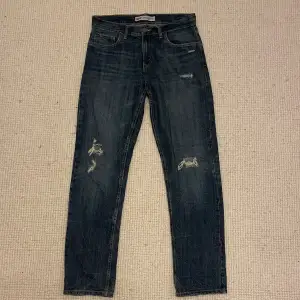 Hej! Säljer nu dessa super snygga Levis jeans. Modellen heter 502 och är ripped. Dem sitter lite större i storleken