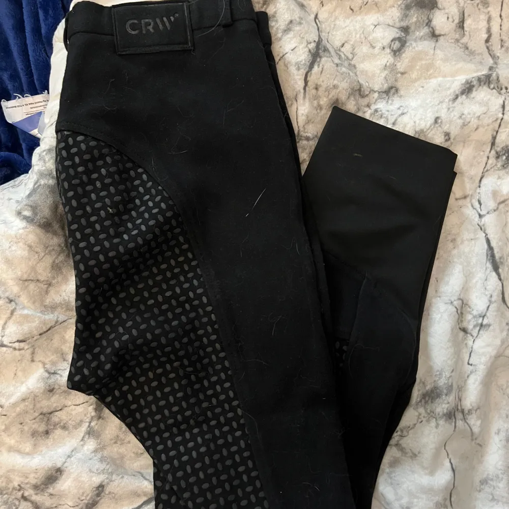 Svarta ridbyxor med en ficka. De är helskodda och är fåtal gånger använda, skicket är bra.  Storlek M/40. 240 kr + frakt . Övrigt.