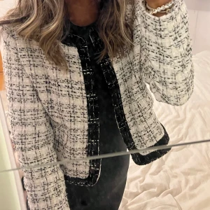 Kavaj - Super fin kavaj som tyvärr inte kommer till användning 💗I ett vit svart mönster 🤍🖤