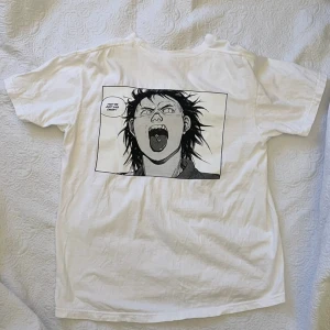 Akira x Supreme t-shirt - Säljer min Supreme t-shirt då den tyvärr inte kommer till användning.🌺 Kan mötas upp i Uppsala eller frakta 🌟  Den har tre små defekter på kragen (se sista bild)⭐️