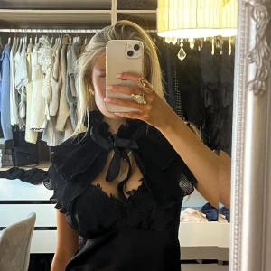 Krage - Säljer denna så snygga svarta kragen som du knyter där fram! Så snygg att ha över ett linne🤗💝