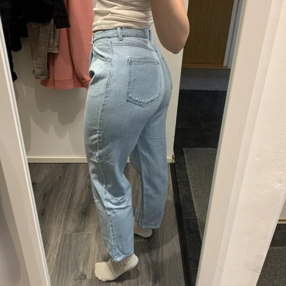 Ljusblåa loose fit jeans i storlek 38 från H&M. Använda ca 5-10 gånger och i bra skick. Säljs då jag tycker de är för korta på mig (är 1.74) 🪽. Jeans & Byxor.