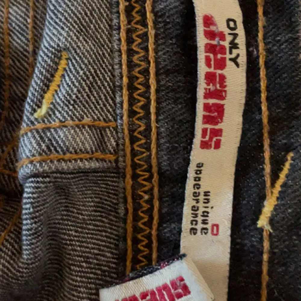 Säljer mina lågmidjade vintage only jeans Jag köpte second hand för 600. Står ingen storlek på dem, men passar mig som brukar ha 36. . Jeans & Byxor.