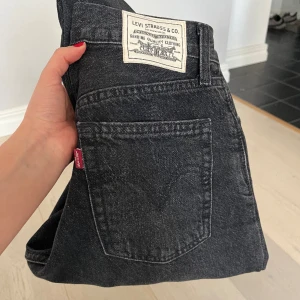 Levi, ribcage straight, grå, strl 26 - Som nya grå LEVI’S i modell ribcage straight. Storlek 26, längd 29. 