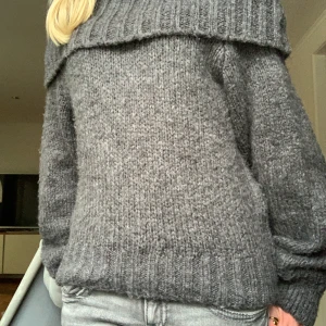 Off shoulder tröja - Stickad off shoulder tröja i mörkgrå från gina. Använd några gånger men väl omhändertagen. Ordinarie pris är 400 och den är slutsåld. 