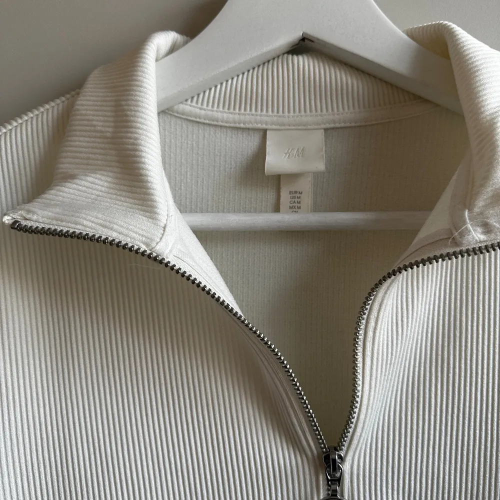 Jättefin tröja med zip up! I gott skick. Sparsamt använd då den är något för liten för mig. Skulle säga att den passar S-M. . Tröjor & Koftor.
