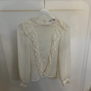 Zara blus🤍 - Säljer en supergullig blus från zara. Köptes för ca 1 år sedan men är bara använd 2-3 gånger då jag tycker att det är lite stor. Skriv för fler bilder eller om ni har några frågor. Tvättar innan jag postar, köp via köp nu funktionen🤍