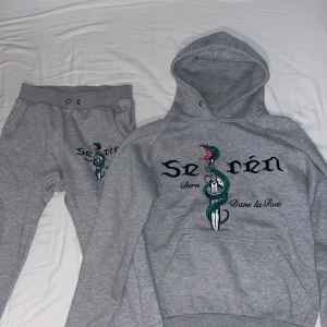 Seirén Tracksuit - Säljer nu min Serién tracksuit, då den är för liten. Denna finns inte längre att köpa någonstans, jag köpte den för ungefär 1700 kr. Den är bara använd runt 10 gånger riktigt bra skick.  Inga hål eller liknande!  ❗️Pris kan diskuteras vid snabb affär❗️