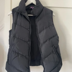 Dunväst - Dunväst från zone i storlek M men skulle säga att den är som en S. 