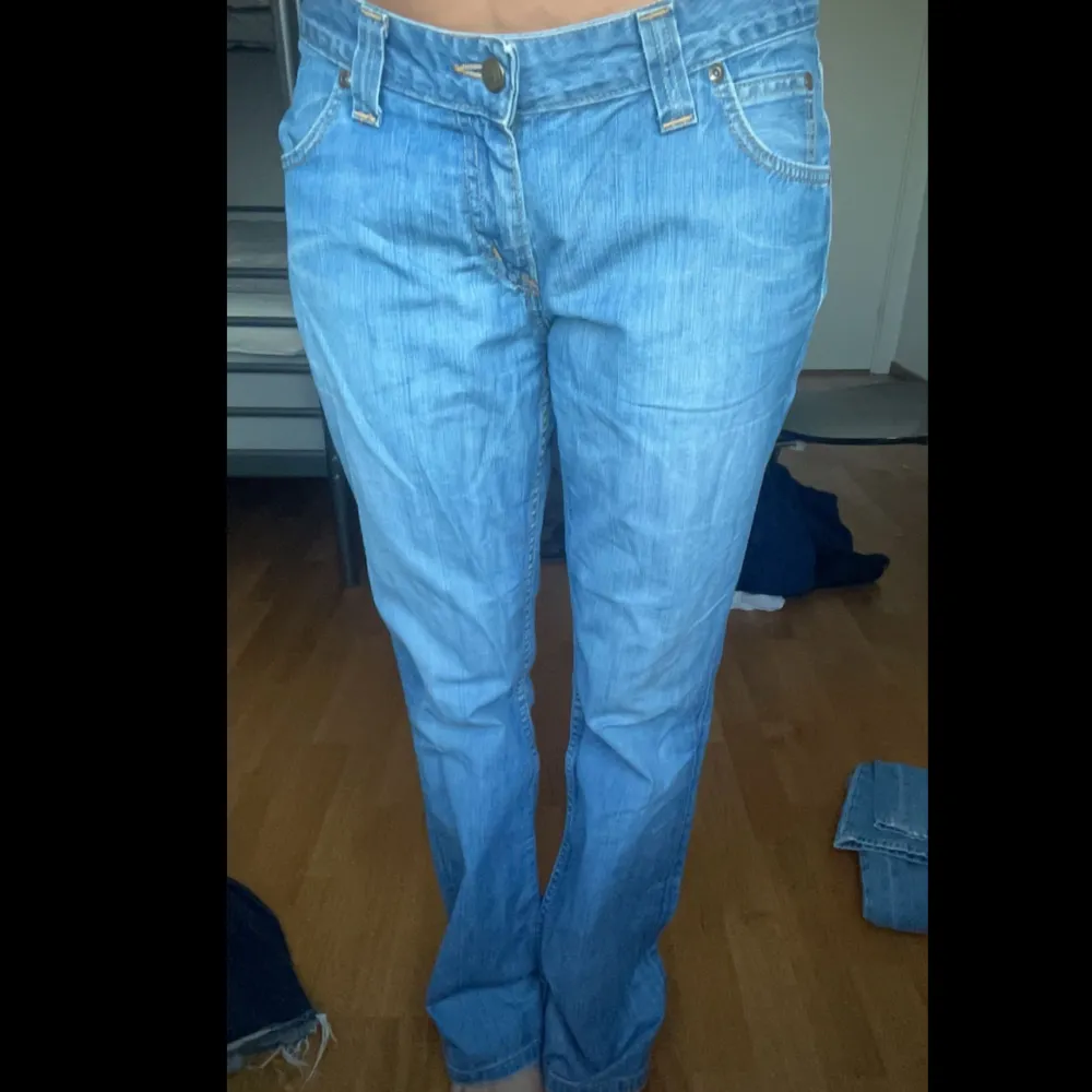  Ett Par låg midja det jeans ljusblå Från lee Köpta för 879 kr säljs för 399 kr är i storlek L typ Kommer inte till någon användning längre älskar det jeans hoppas någon blir intresserad och vill köpa. Jeans & Byxor.