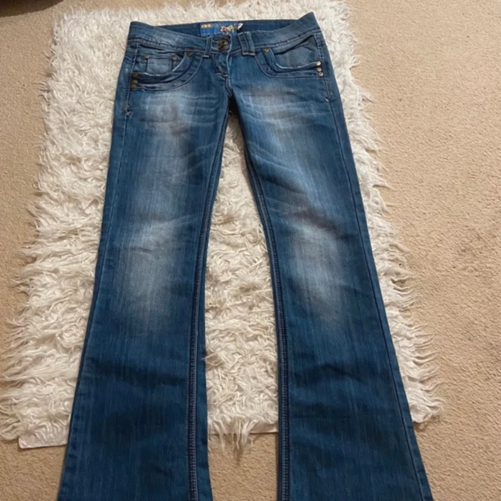 Jättesnygga lågmidjade bootcut jeans säljs då de var något för små på mig har därav inga fler bilder med de på💕 Midja: 37cm, innerbenslängd:78cm (jag är 162 men de är långa)  Som nya i skicket!. Jeans & Byxor.