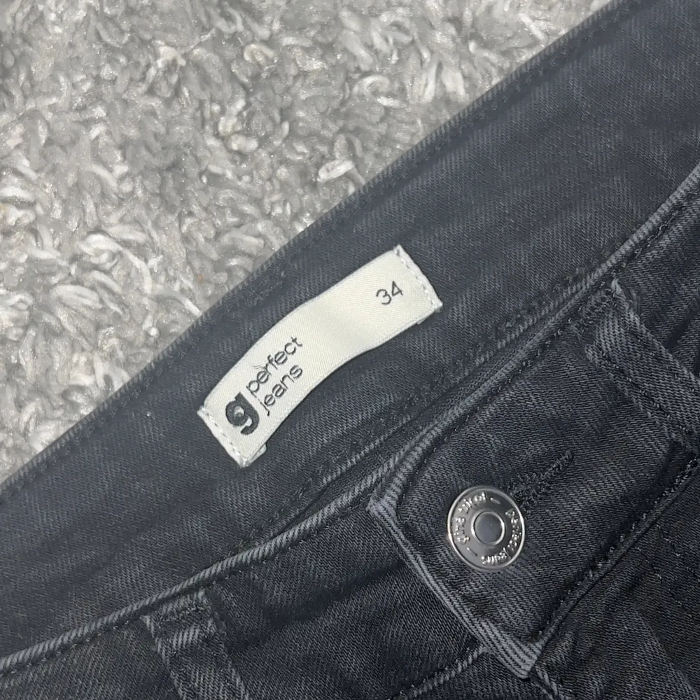 Säljer ett par Flare jeans från Gina tricot då de inte kommer till användning. Använda en del men fortfarande i väldigt bra skick. De är lite långa på mig som är 158💗Skriv för fler bilder 💗. Jeans & Byxor.