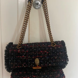 Superfin Kurt Geiger väska!! - Säljer denna skitsnygga Kurt Geiger väskan!! Har haft ett tag och använt en del men den är i väldigt fint skick! Kostar 2000 nypris så säljer för 800. 