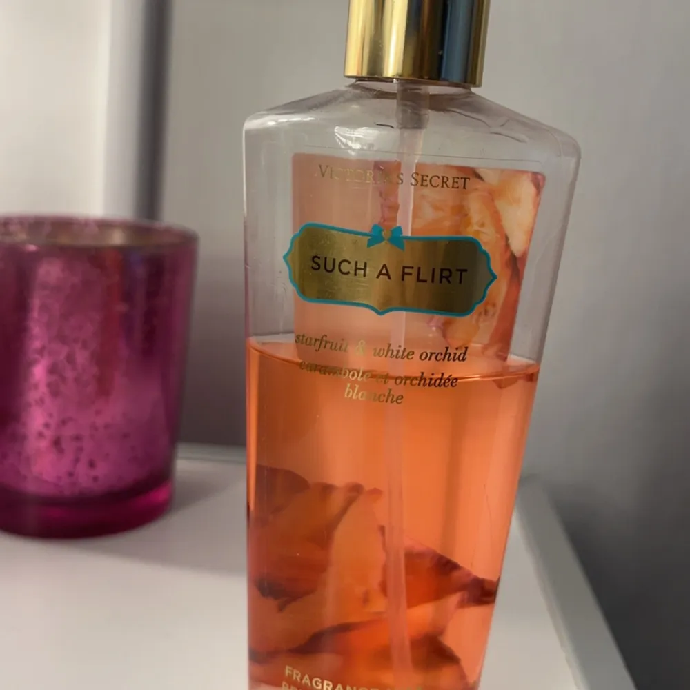 Body mist från Victoria’s secret som heter Such a flirt! Finns mer än hälften kvar ❤️. Övrigt.