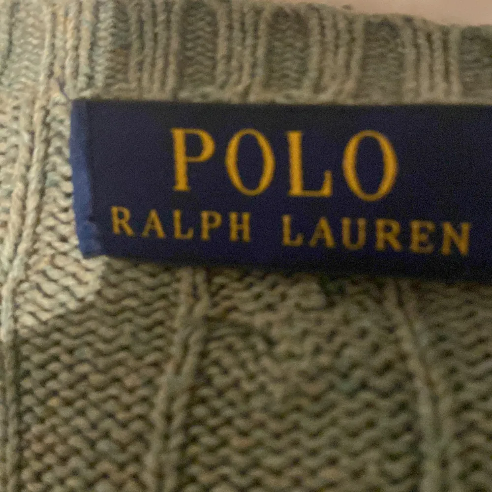 Hej säljer denna vackra Ralph lauren tröja då den är för liten för mig. Den är i 7/10 skick och är mycket skön. Hör av er vid minsta fråga . Hoodies.