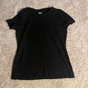Svart T-Shirt - Svart T-Shirt för barn i fint material.