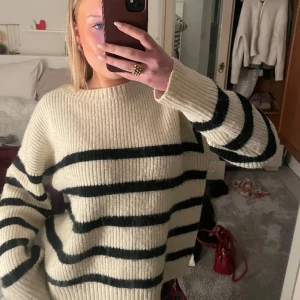 Stickad tröja  - Jättesöt stickad tröja från zara storlek M men passar även mindre😊