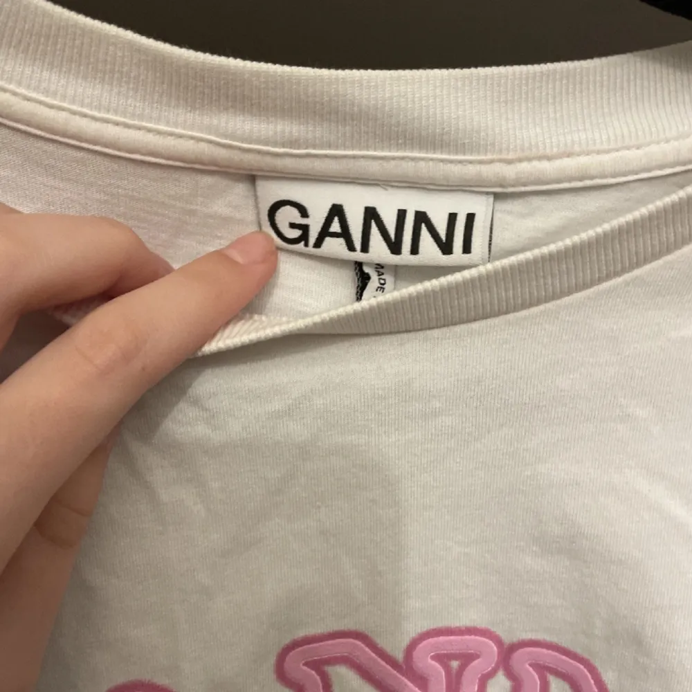 Så cool T-shirt från Ganni i storlek XS. Sparsamt använd så i fint skick! Nypris 900kr🩷. T-shirts.